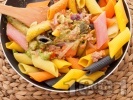 Рецепта Паста цветни макарони (пене) с кайма, сос песто и червен лук